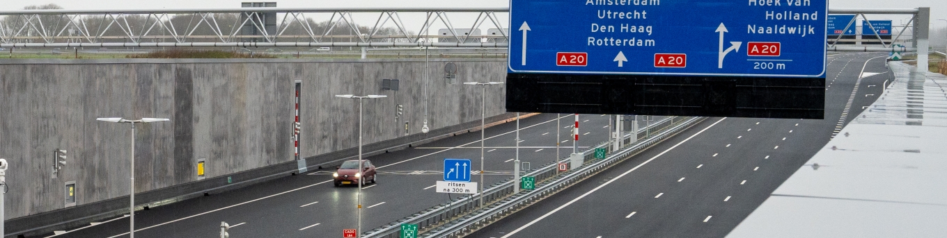 De eerste auto gaat over de nieuwe A24.
