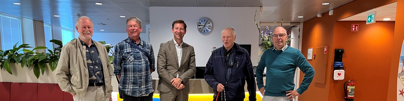 De leden van het metrocov poseren met regiobestuurder Jeffrey Keus.