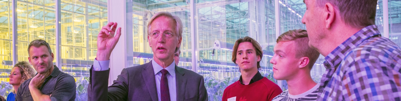 Minister Dijkgraaf in kas in gesprek met studenten