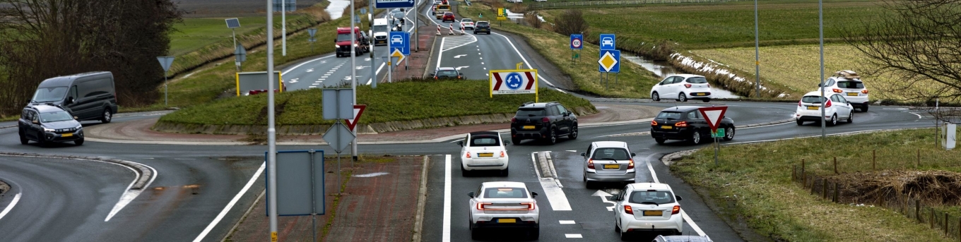Auto's rijden over een rotonde