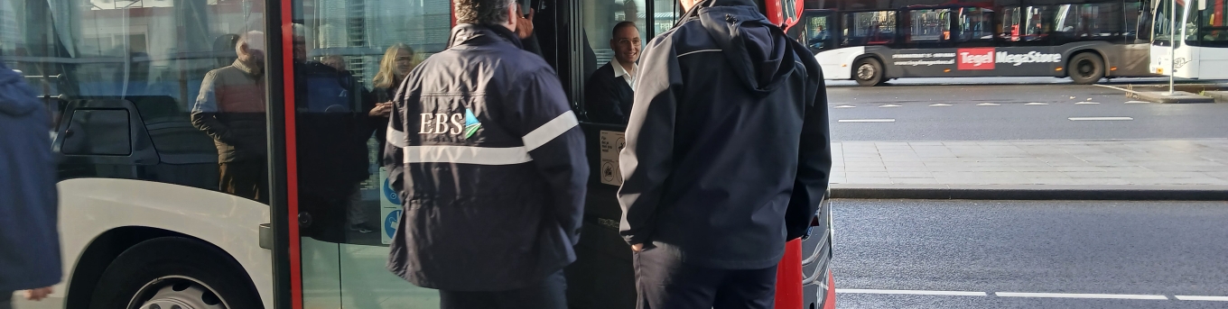 Nieuwe elektrische bus met uitklapplank