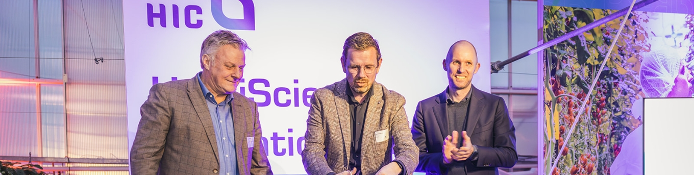 drie mensen knippen lint door bij opening Venture Studio