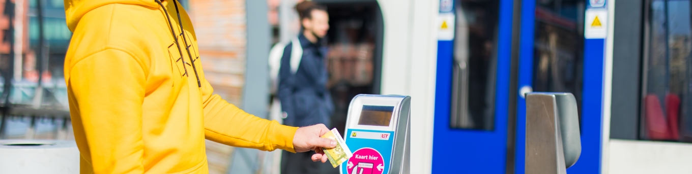Reiziger checkt in bij RET metro met chipkaart
