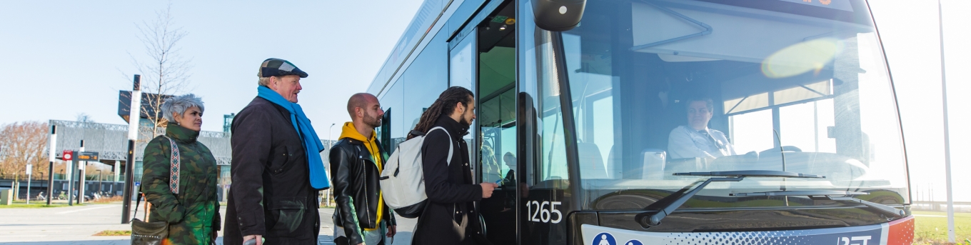 Mensen stappen in de bus