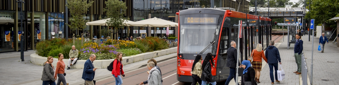 Foto van reizigers bij de tramhalte Weigelia - Mall of the Netherlands