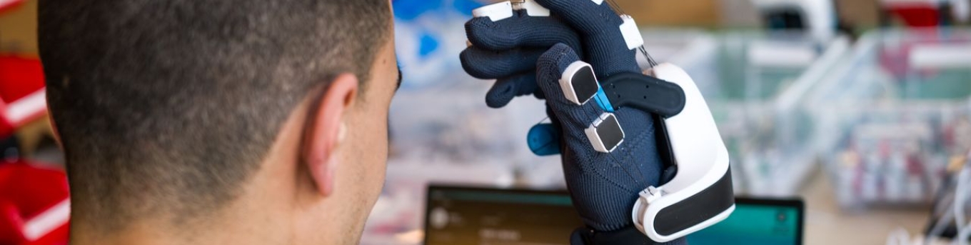 Immersive tech - jongen met een senseglove door Boudewijn Bollmann