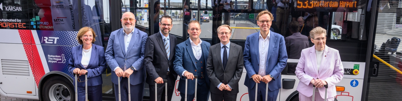 vertegenwoordigers van alle partijen voor de zelfrijdende bus