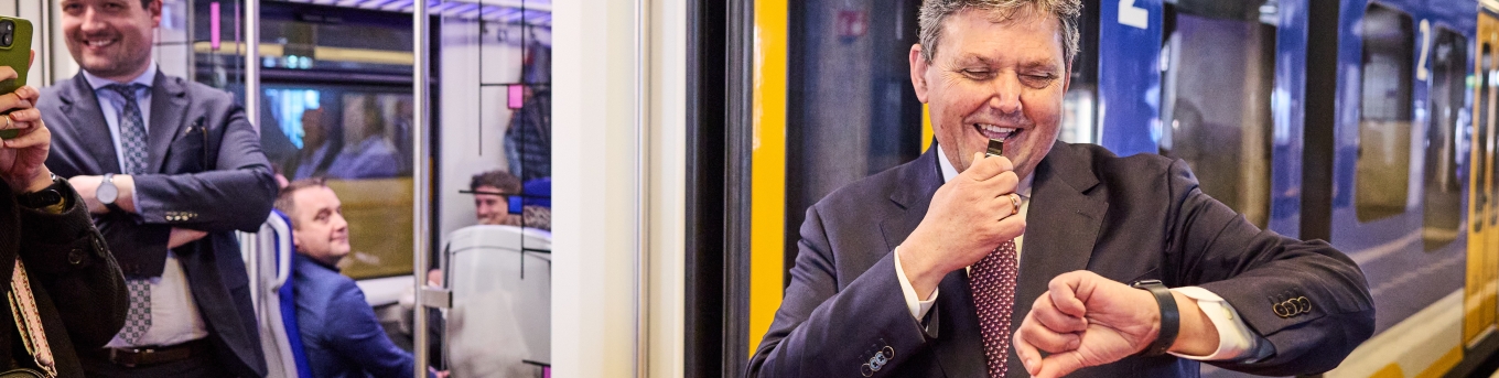 Staatssecretaris Jansen fluit op tijd de NS trein op weg