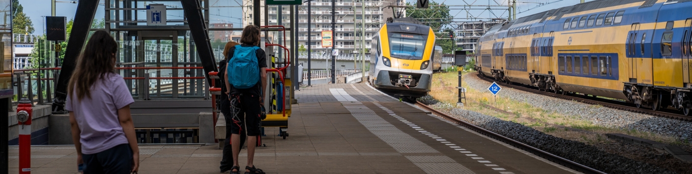 Een trein rijdt binnen op Station Schiedam