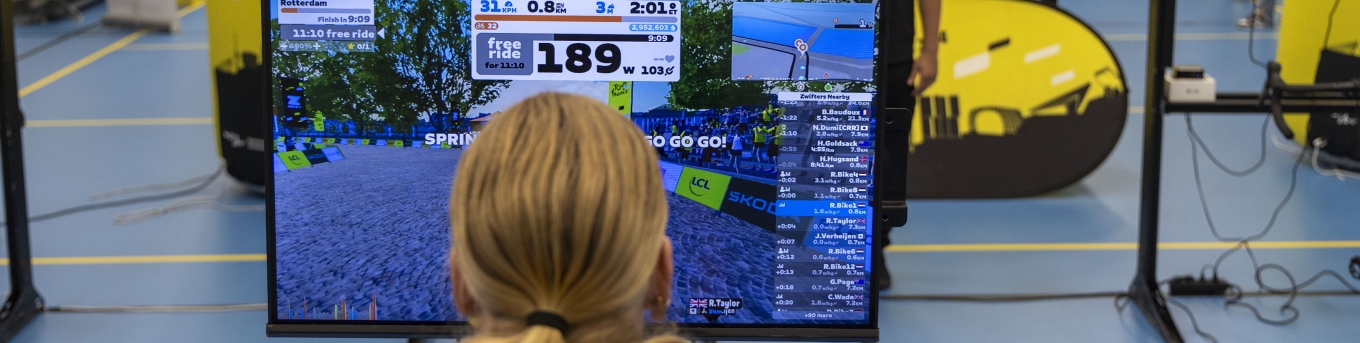 Leerlinge doet mee aan virtuele spinngingrace