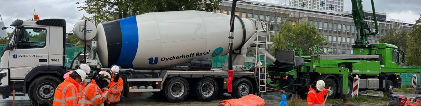 werklui aan het werk bij stort vezelbeton