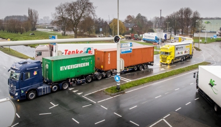 Duurzame vrachtwagens die hun ladingen vervoeren.