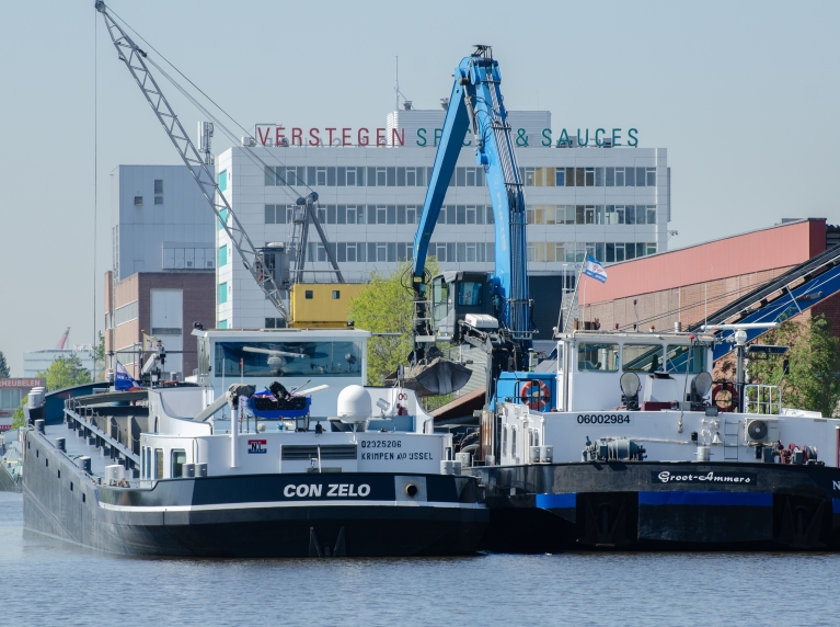 twee vrachtschepen in water naast Spaanse Polder