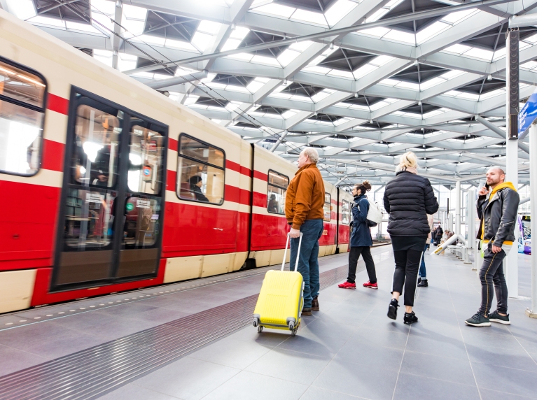 reizigers wachten op de tram