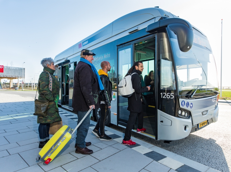 Mensen stappen in de bus
