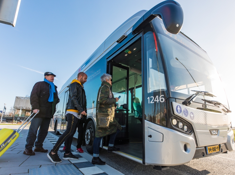 passagier stappen in de bus 