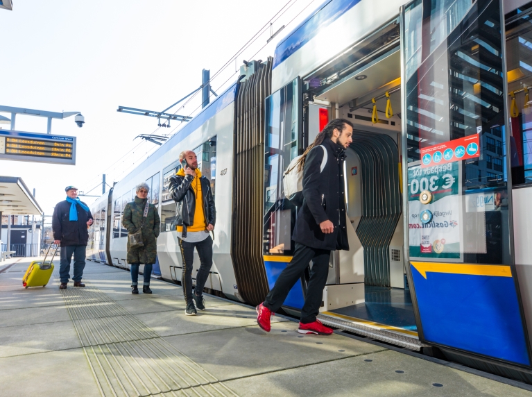 Reizigers stappen in de Randstadrail