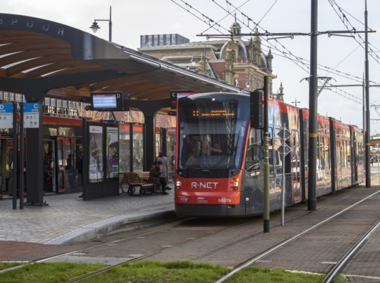 HTM tram stopt bij halte Hollands Spoort