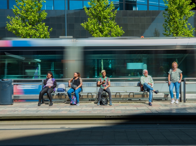 Mensen wachten op RET tram