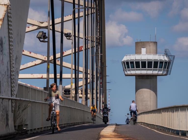Fietsers op het fietspad op de Van Brienenoordbrug.