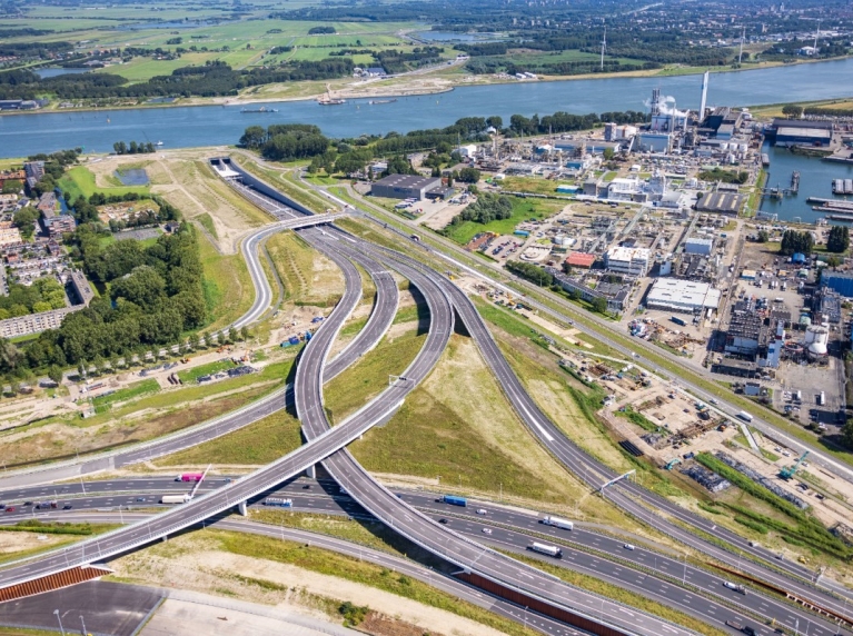 Knooppunt Rozenburg (foto van Rijkswaterstaat)