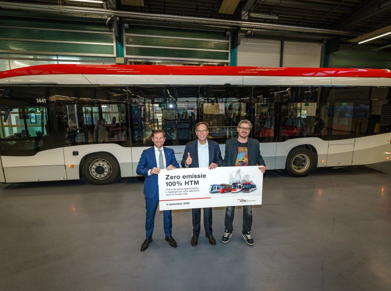 Foto gemaakt door HTM | Hilko Visser -  V.l.n.r.: regiobestuurder MRDH Jeffrey Keus, algemeen directeur HTM Jaap Bierman en wethouder Mobiliteit Den Haag Arjen Kapteijns voor een elektrische bus
