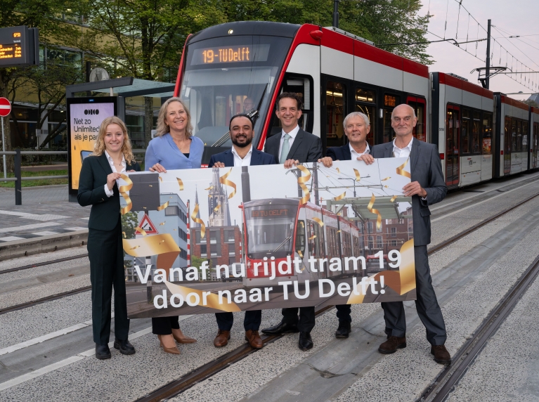 Blije gezichten bij de aankomst van de eerste tram19 op de TU Delft Campus. vlnr Anna Sysling  (voorzitter Studentenraad TU Delft), Thea de Vries (algemeen directeur HTM),  Adeel Mahmood (wethouder Mobiliteit Den Haag en bestuurslid Metropoolregio Rotterdam Den Haag (MRDH)), Frank van Vliet (wethouder gemeente Delft), en Ronald Kuil (voorzitter Ondernemingsraad TU Delft). 