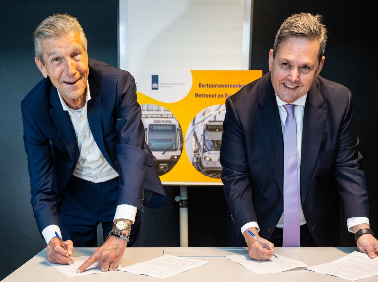 MRDH-bestuurder Simon Fortuyn en staatsecretaris Chris Jansen ondertekenen de bestuursovereenkomst metronet en RandstadRail