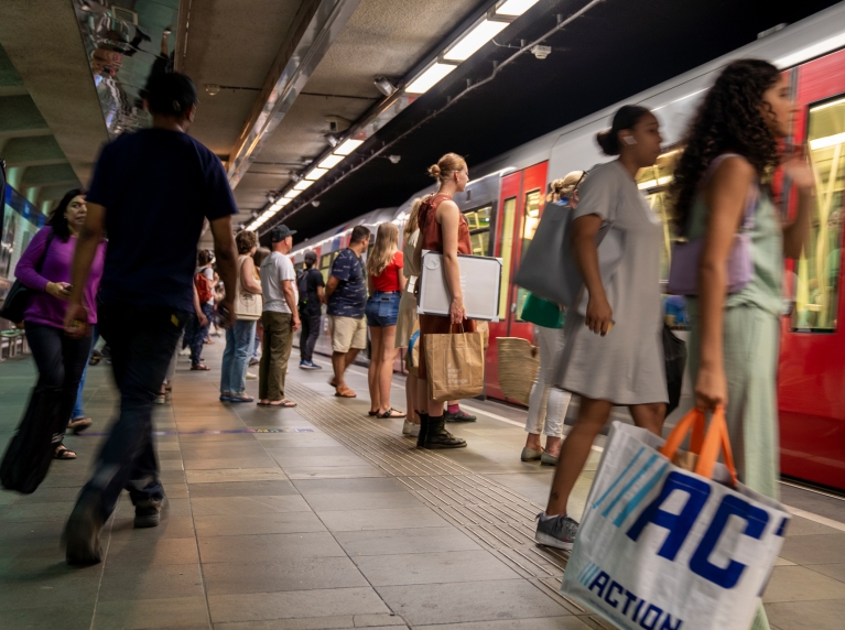 metroreizigers op station Beurs 