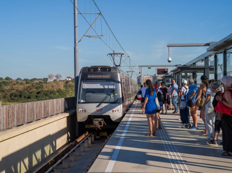 RET metro - halte met reizigers op zomerse dag