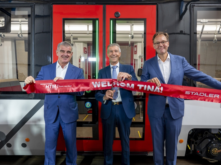 Peter Spuhler van Stadler de bouwer van de tram, Simon Fortuyn van de MRDH en Jaap Bierman van de HTM  knippen een lint door voor de nieuwe tram.