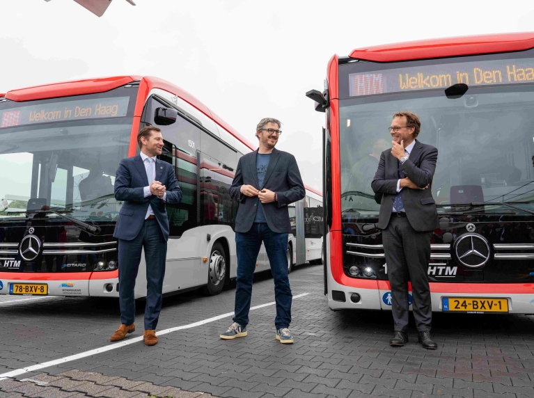 Nieuwe elektrische bussen HTM met op de voorgrond MRDH bestuurder, wethouder Den Haag en directeur HTM