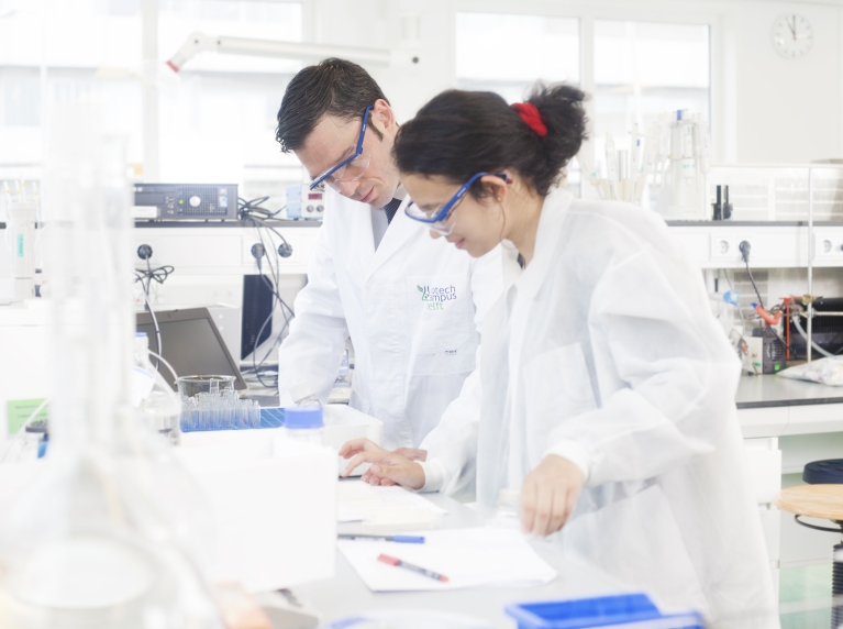 twee studenten in een lab aan het werk