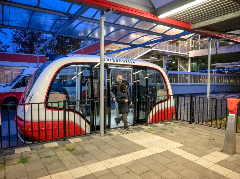 eerste reizigers parktshuttle