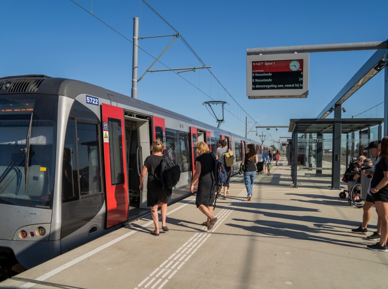 Reizigers op een metroperron