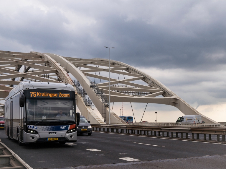 Verkeer rijdt over de Van Brienenoordbrug, waaronder ook een lijnbus