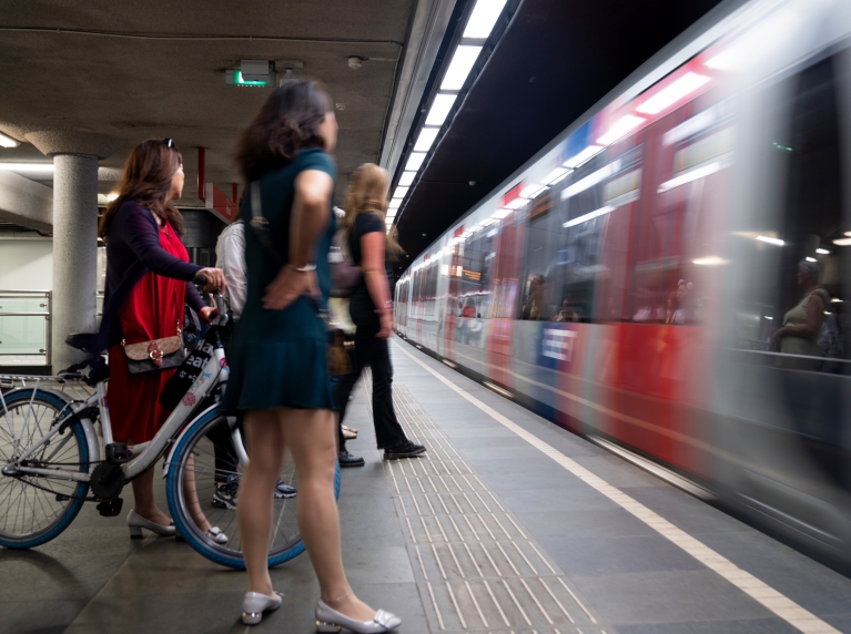 mensen bij metro