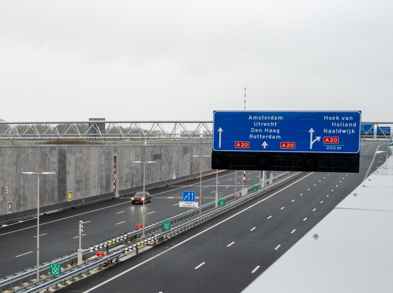 De eerste auto gaat over de nieuwe A24.