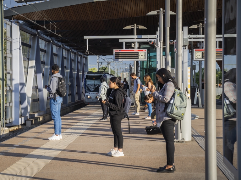 Jongeren wachtend op tram