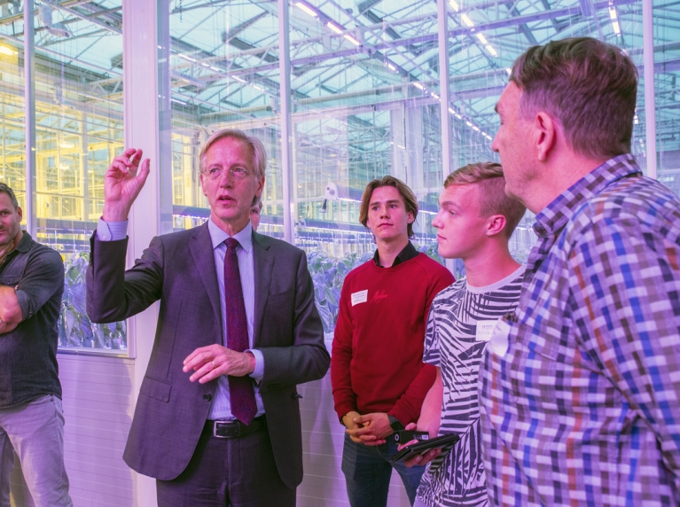 Minister Dijkgraaf in kas in gesprek met studenten