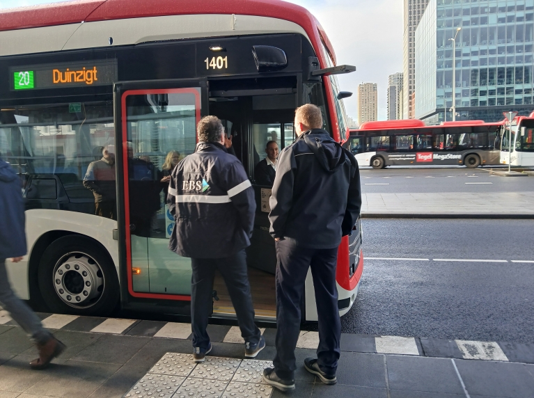 Nieuwe elektrische bus met uitklapplank