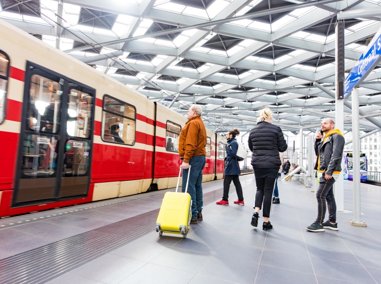 Foto van mensen wachtend op de tram bij station