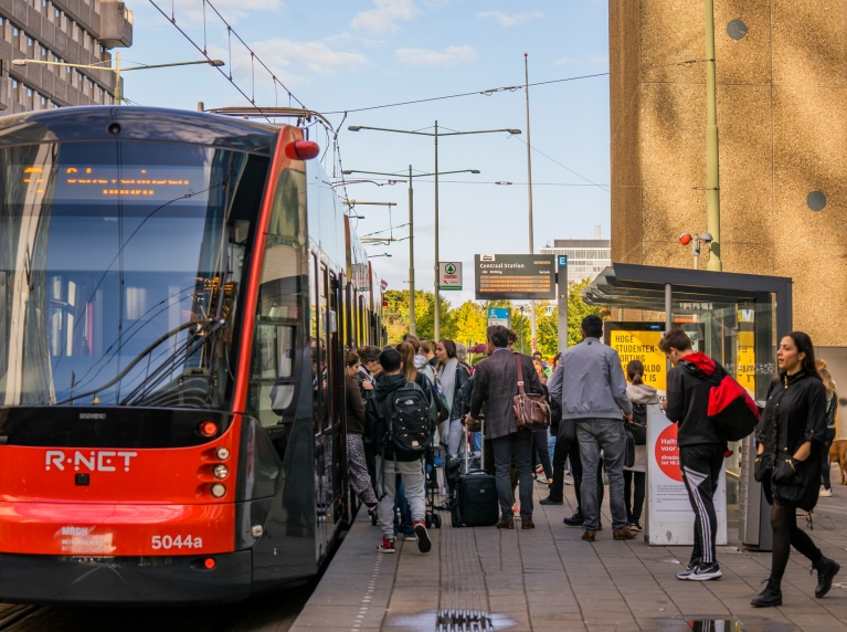 Reizigers bij tramhalte R-net