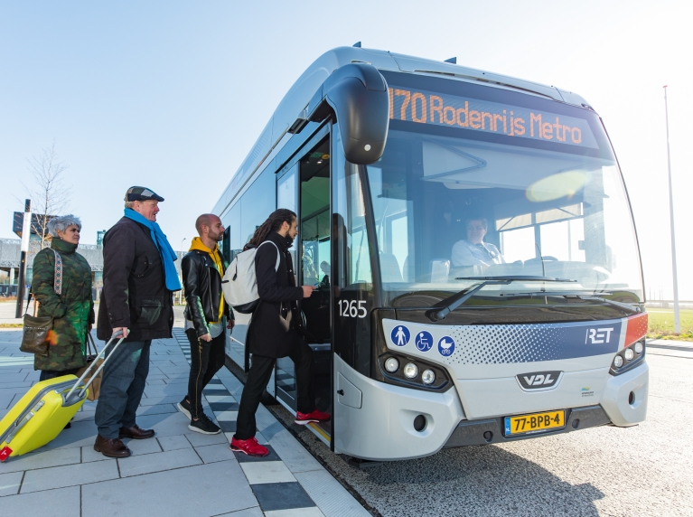 Mensen stappen in de bus