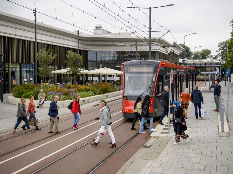 Foto van reizigers bij de tramhalte Weigelia - Mall of the Netherlands 