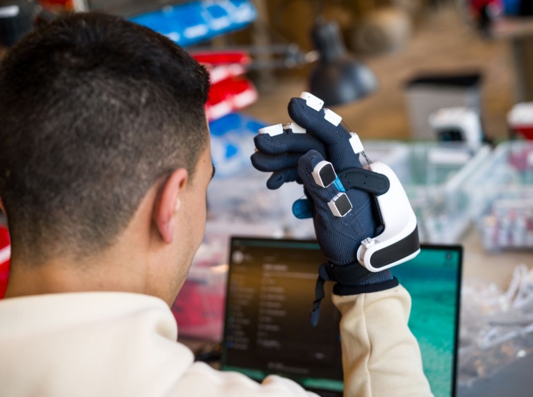 Immersive tech - jongen met een senseglove door Boudewijn Bollmann