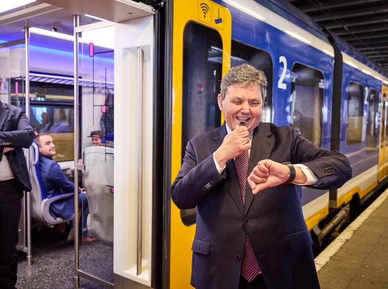 Staatssecretaris Jansen fluit op tijd de NS trein op weg 