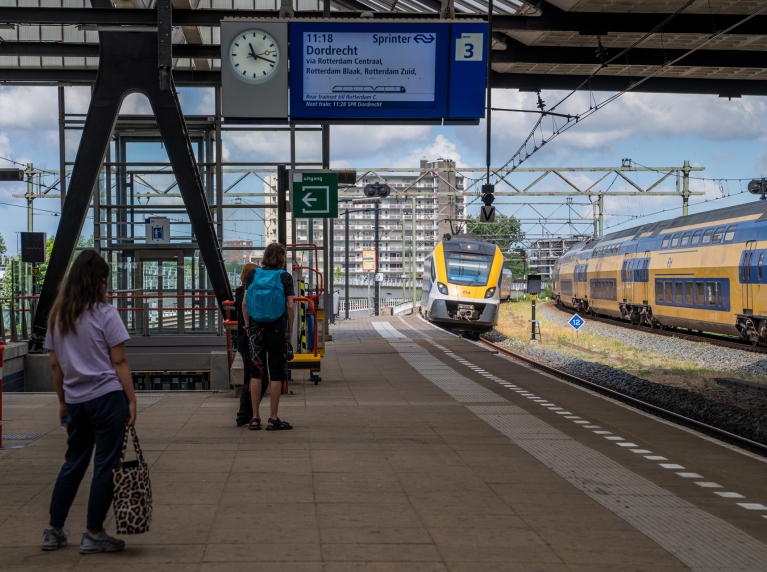 Een trein rijdt binnen op Station Schiedam