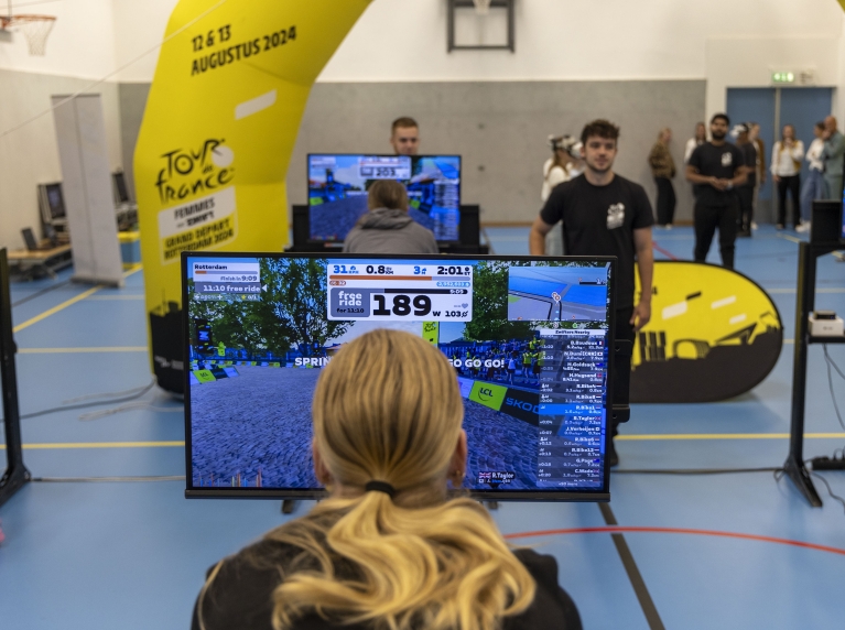 Leerlinge doet mee aan virtuele spinngingrace