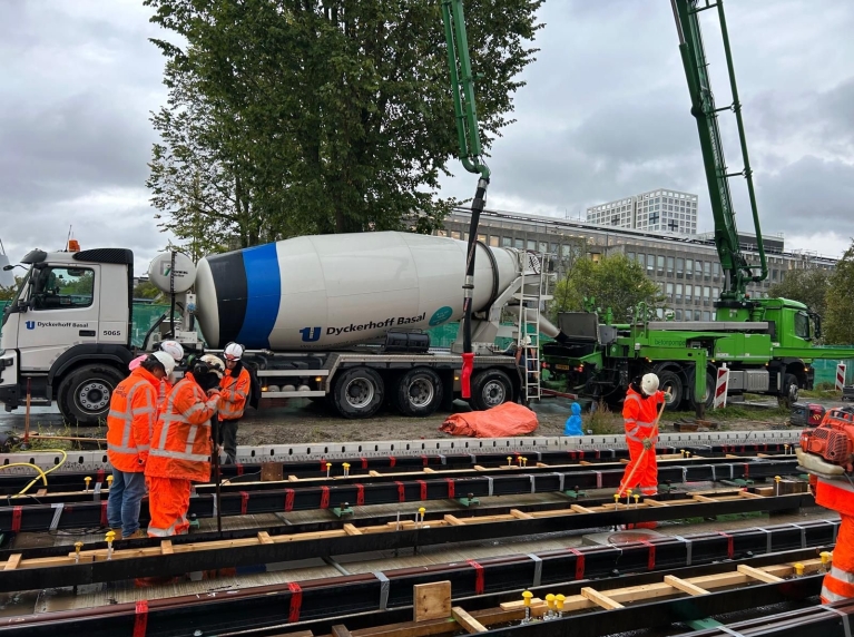 werklui aan het werk bij stort vezelbeton